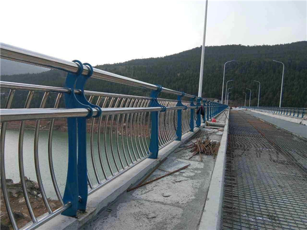 昌平不锈钢桥梁护栏的特点及其在桥梁安全中的重要作用