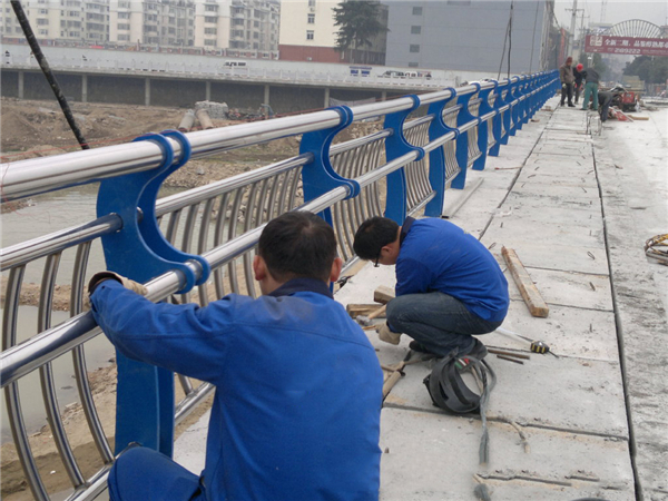 昌平不锈钢河道护栏的特性及其在城市景观中的应用